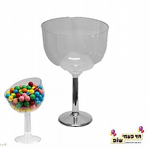גביע הגשה נטוי לצד כסף גביע הגשה נטוי לצד כסף